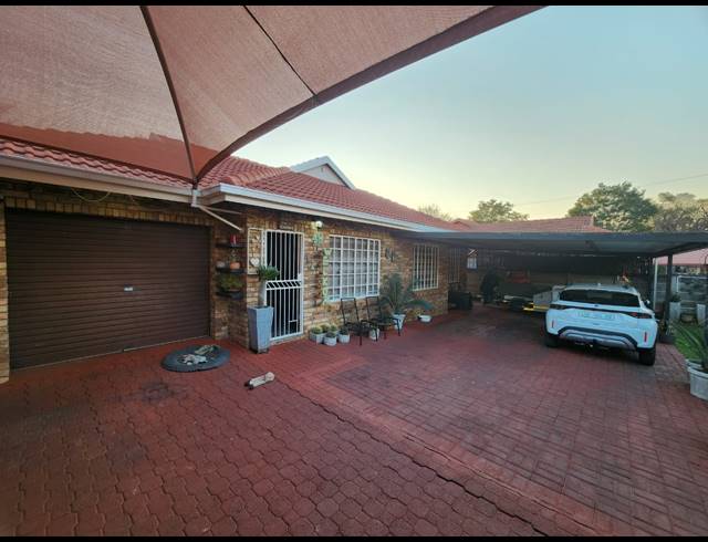 3 BEDROOM TOWNHOUSE FOR SALE IN PROTEA PARK